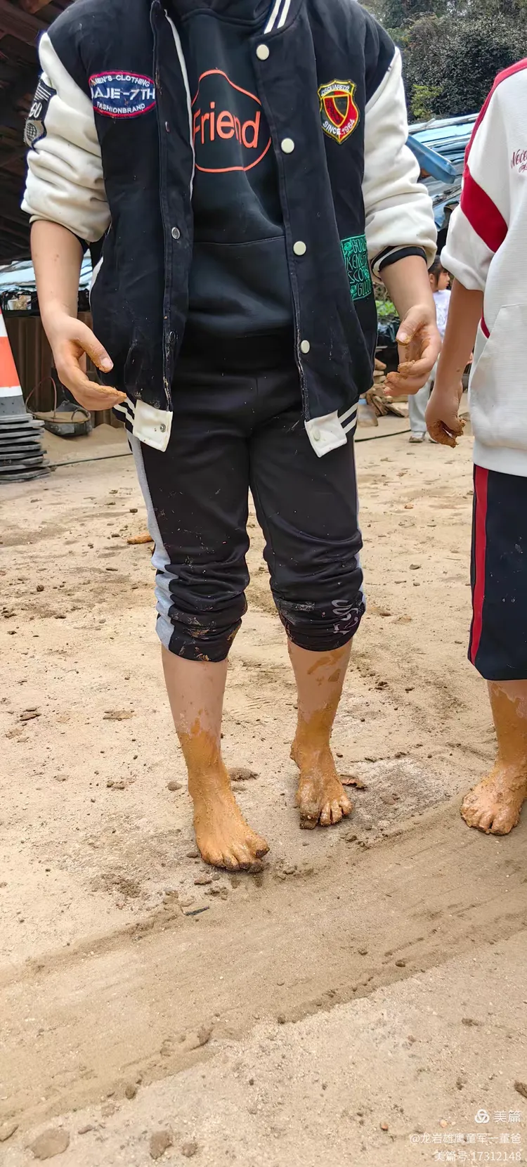 踩🦶黄泥巴.古老制砖